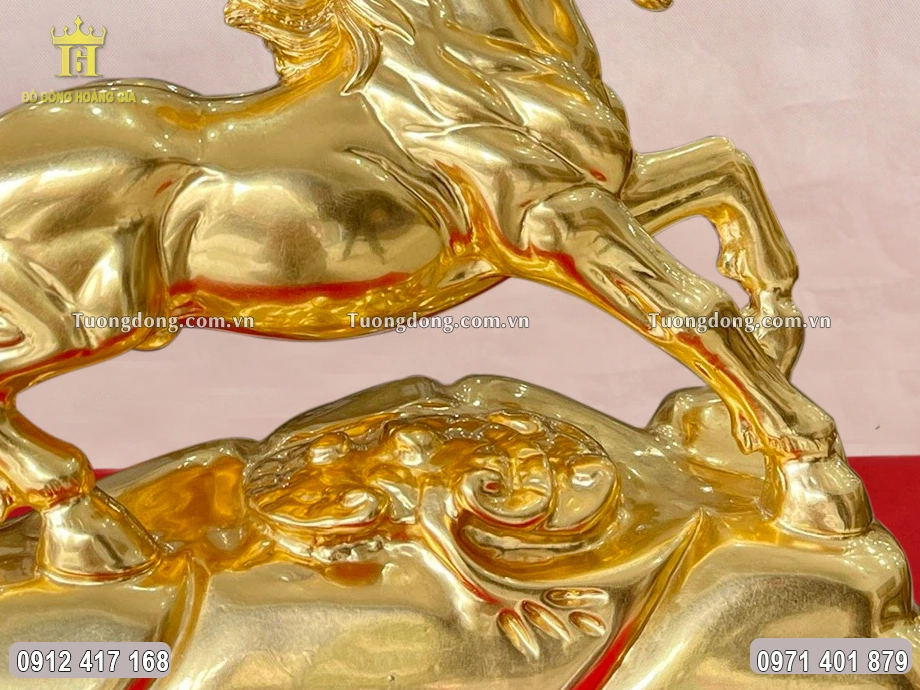 Ngựa được đúc theo dáng phi nước đại về báo tin vui